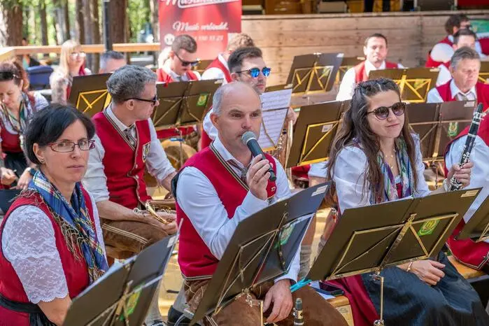 Anschließend ging es beim Frühschoppen gemütlich weiter. „Die Musimacher“ begleiteten den Vormittag musikalisch, während die Gäste mit Grillhendl, selbstgemachten Mehlspeisen und Eis von Eisbäuerin Andrea Wiedner aus St. Kathrein am Offenegg verwöhnt wurden. 
