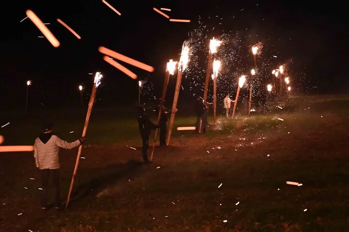 Die Fackeln wurden in Kreuzen, Linien und Kreisen aufgestellt und sorgten für ein Lichtspektakel.
