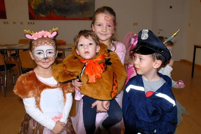 Piraten, Feen, Prinzessinnen, Feuerwehrleute, Räuber und Clowns tummelten sich im Dorfhof.