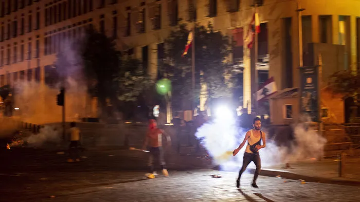 Nach der Explosion in Beirut mit bis zu 150 Toten ist es in der Nacht zum Freitag zu Protesten gekommen.