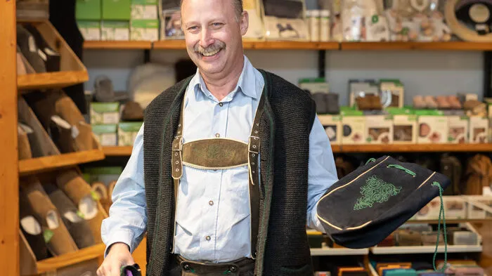 Klaus Traninger mit den Lederbeuteln für die Narzissenhoheiten