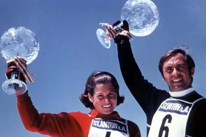 1968/69: Mit Karl Schranz und Gertrud Gabl trugen sich erstmals Österreicher in die Liste der Gesamtsieger ein. Schranz wiederholte seinen Erfolg im darauffolgenden Winter. Während danach bei den Damen die große Ära von Annemarie Pröll anbrach, sollte es bei den Herren 28 Jahre dauern, bis Hermann Maier 1998 wieder die große Kugel nach Österreich holte.