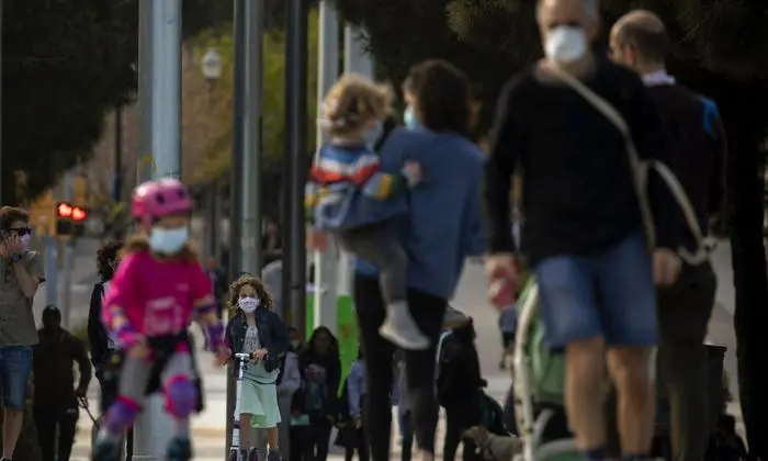 Die Menschen in Spanien drängen nach draußen