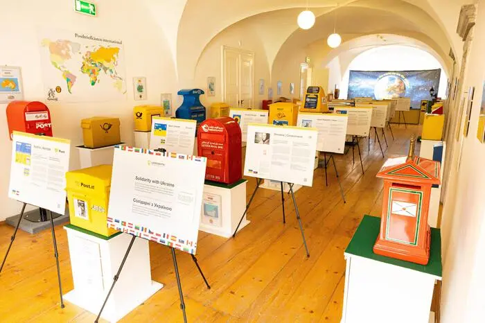 Europäischer Gedanke und Zusammenhalt sind der Mittelpunkt der Wanderausstellung „Solidarität mit der Ukraine“, welche Briefmarken von Postgesellschaften aus 15 Ländern zeigt, die im Jahr 2022 als Zeichen der Solidarität mit der Ukraine ausgegeben wurden. 