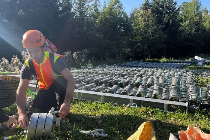 Nach der mühsamen und gefährlichen Montage der Schutzbauten werden rund 60 beschädigte Leitern und Steige ausgetauscht.