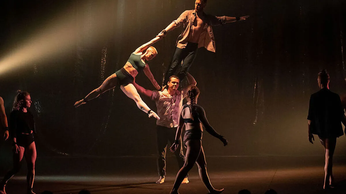 Akrobatischer Glanz, zeitgenössische Ästhetik in  „Out of Chaos“