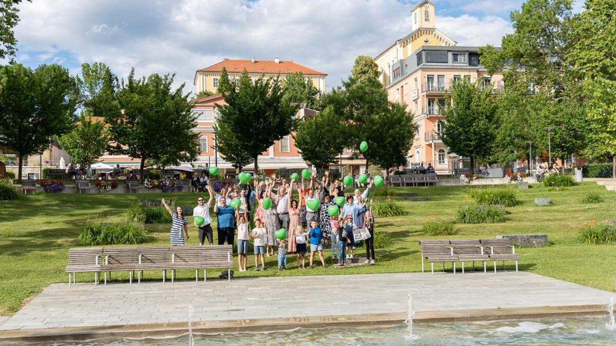 „Die Freude ist grenzenlos“, so Bürgermeisterin Christine Siegel, die zum spontanen Siegerfest auf den Hauptplatz lud