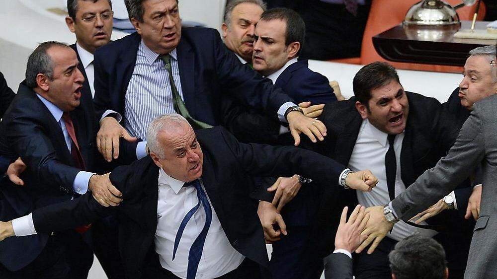 Aufwallung der Gefühle im türkischen Parlament
