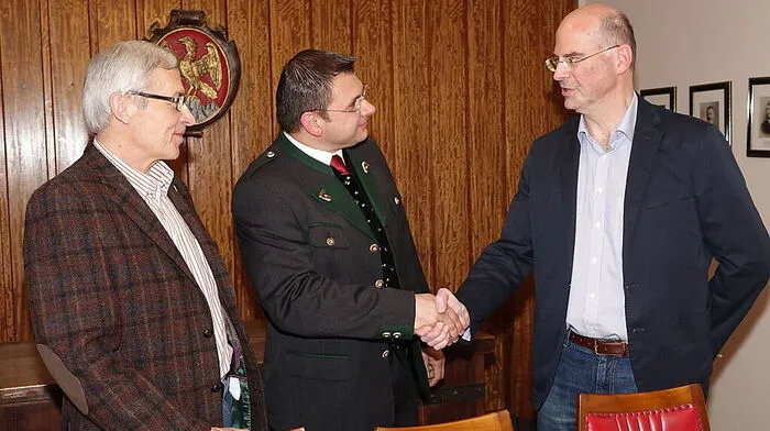 Josef Gaber gratuliert Karl Habisch (mitte). Links: Werner Loinig.