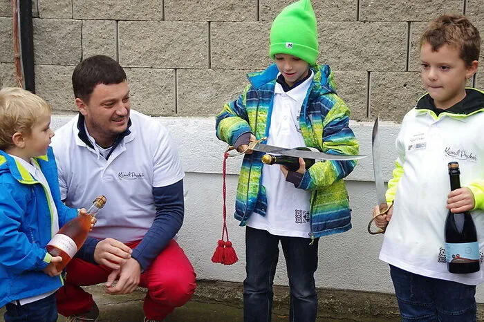 Kamil Prokes in Velké Pavlovice betreibt auch eine "Sabrage Schule". Wer schon immer lernen wollte, wie eine Sektflasche richtig geköpft wird, lernt das beim besten Winzer Tschechiens. Sogar seine Buben üben das schon!