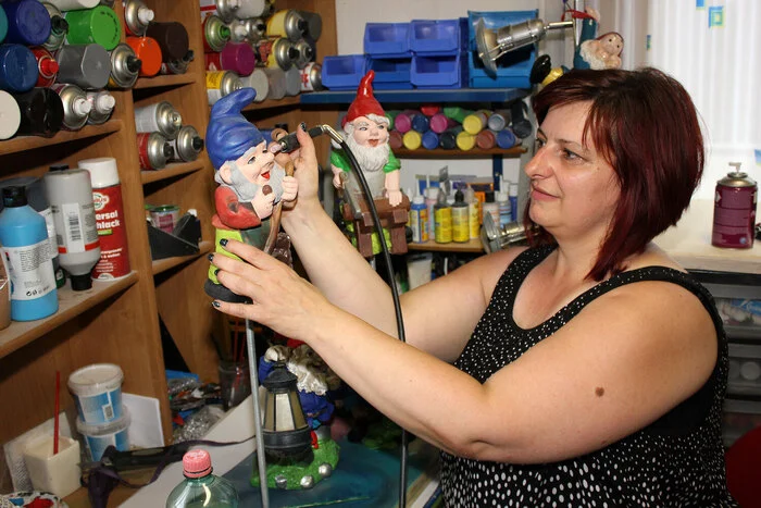 Vor zwei Jahren hat die Feldkirchnerin die ersten Gnome geflickt, bemalt und lackiert - inzwischen ist die Werkstatt voll.
