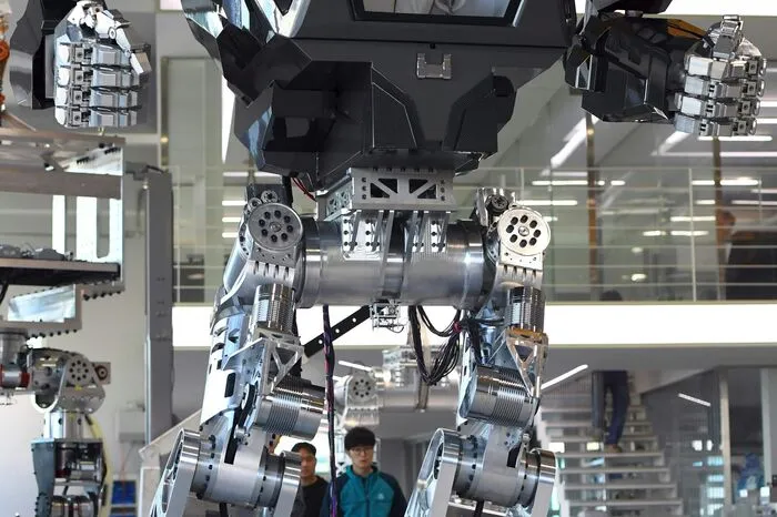Der Roboter kann entweder ferngesteuert werden oder im Rumpf nimmt ein Pilot Platz, der die Glieder der Maschine steuert - allein ein Metallarm wiegt 130 Kilogramm.