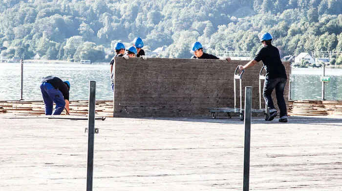 Mit vereinten Kräften und in relativer Windeseile wurde die Seebühne wieder bespielbar gemacht