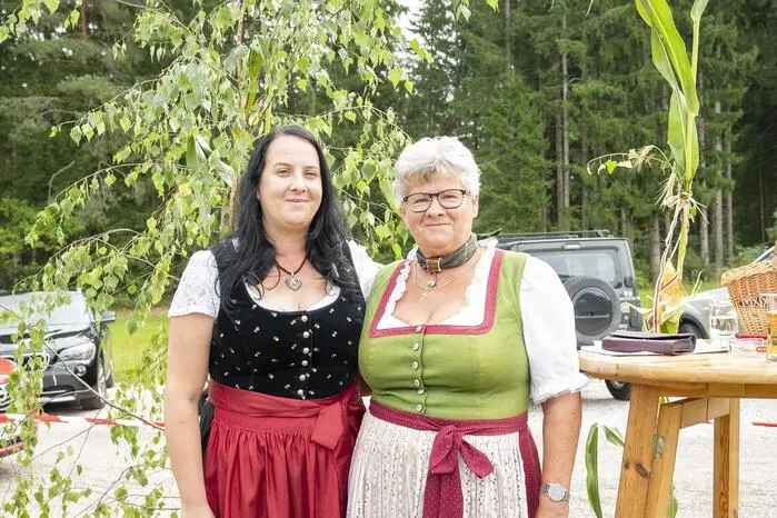 Obfrau Gruber (i. B. l.) bedankte sich herzlich bei allen Mitwirkenden, den Sponsoren sowie der Landjugend Steuerberg für die tatkräftige Unterstützung.
