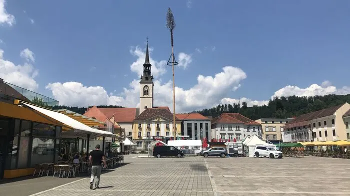 In der Sonne erstrahlt der Hauptplatz in Bruck.