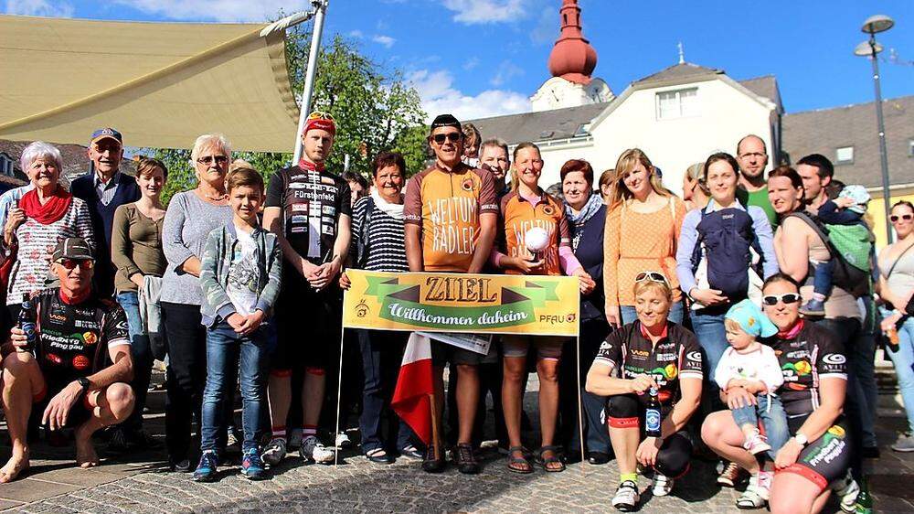 Halb Friedberg hieß Alexandra Zöchner und Stefan Jahrmann nach ihrer Radtour um die Welt in Friedberg willkommen 