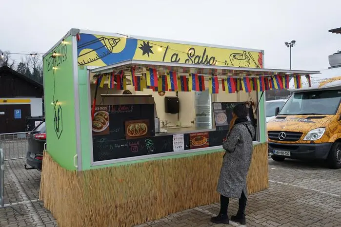So besuchten die Raunachtsperchten den Streetfood-Markt am vergangenen Sonntag. Zum Auftakt schenkten Bürgermeister Bernd Osprian und sein Stellvertreter Kurt Christof selbst Punsch aus.
