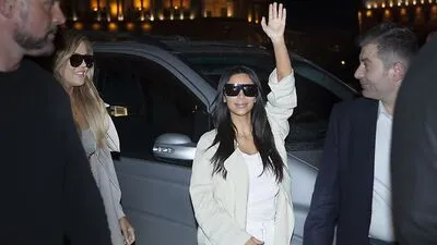 Bei ihrer Ankunft in Armenien winkte das TV-Starlet einmal kräftig