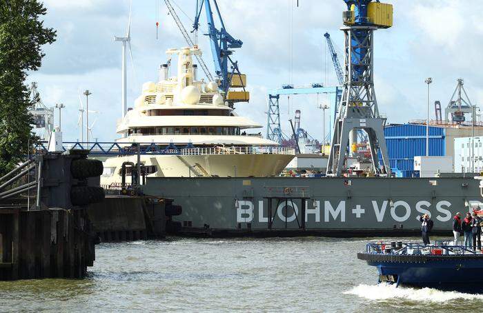 Die Jacht Dilbar im Trockedock von Blohm+Voss in Hamburg