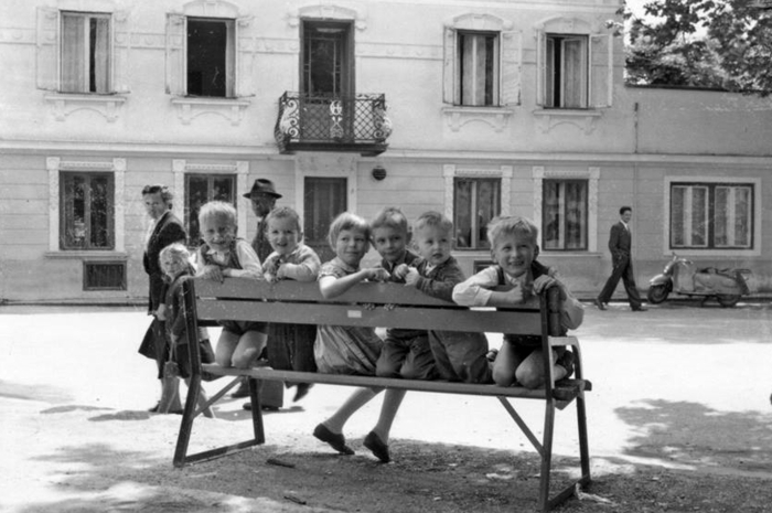 Kinder am Gasserplatz in Hermagor. Im Hintergrund das einstige Hotel Gasser, 1959