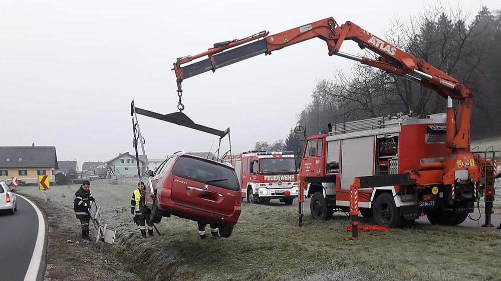 Das Fahrzeug wurde mit dem Kran des SRF der Feuerwehr Feldbach geborgen