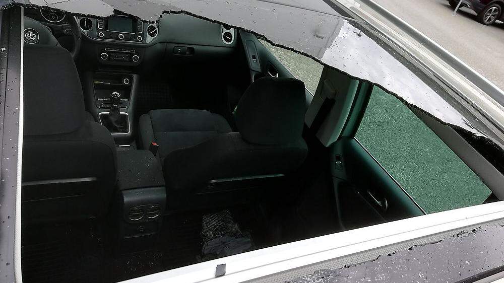 Das gläserne Panoramadach des VW Tiguan wurde komplett zerstört