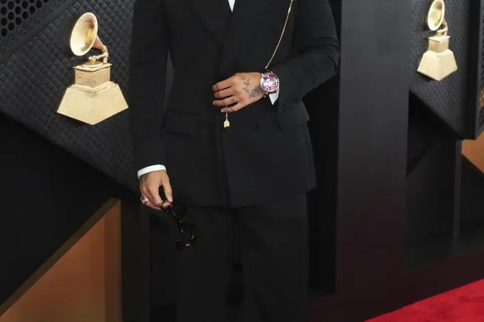 Maluma klassisch im Anzug