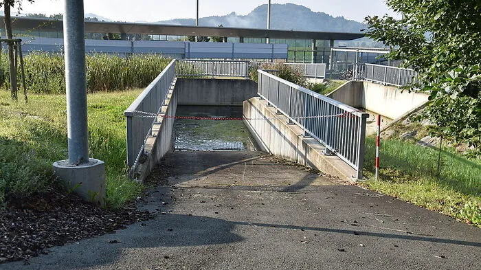 Der Zugang zum Schlammabscheider am Bahnhof Hengsberg wurde mittlerweile mit einer Kette versperrt