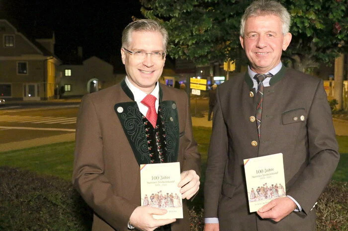Sowohl Bürgermeister Martin Kulmer als auch KAB-Ortsobmann Gerhard Herbst (von links) betonten in ihren Festreden, dass die Volksabstimmung vor 100 Jahren sehr wichtig für das Land war. 
