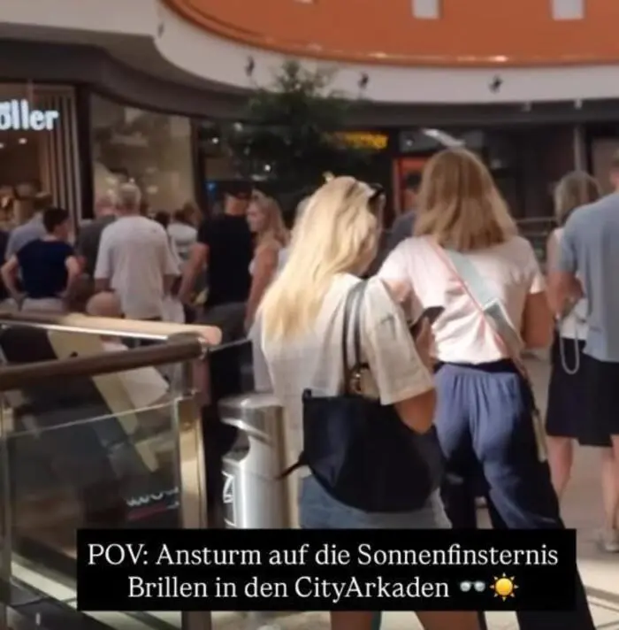 Ansturm auf Sonnenfinsternis-Brillen am Mittwoch in den Cityarkaden Klagenfurt