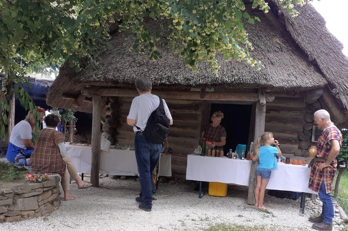  In der Kräuterküche duftete es, genau wie beim Lehmbackofen, aus dem die Besucherinnen und Besucher die frischen Weckerl kosten konnten. 