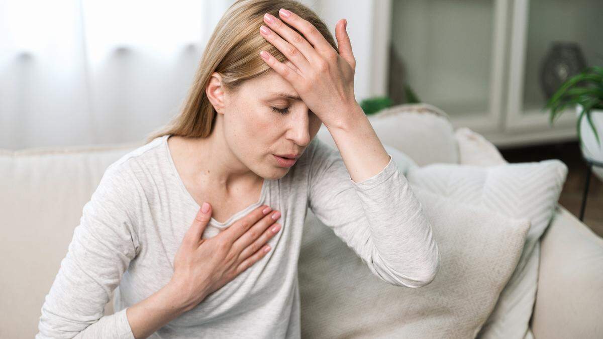 Nicht nur Brustschmerzen sind bei Frauen Symptome für einen Herzinfarkt. Auch Abgeschlagenheit, Schmerzen in der Schulter oder Erbrechen können Warnsignale sein. 