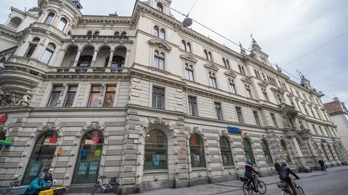Rathaus auf der Seite Schmiedgasse: Zwei nicht zerstörte Figuren in den Nischen des 2. Stockwerks - der Traungauer Herzog Ottokar VI. (links) und der Babenberger Herzog Leopold, darunter Landsknechte. Die restlichen Figuren wurden 1957 zerstört.
