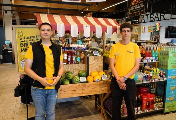 Die Lehrlinge Nico Lee und Julian Engler präsentieren die passenden Produkte für Wassermelonen-Bowle
