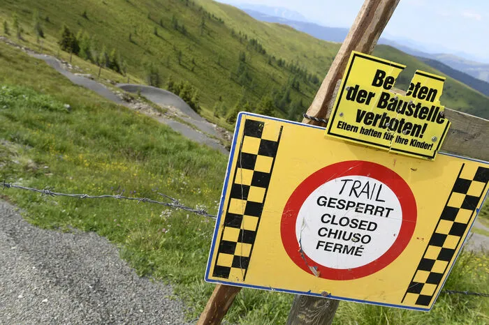 Achtung: Die Baustelle mit den einzelnen Abschnitten ist noch gesperrt. Der spätere Einstieg befindet sich bei der Bergstation der Kaiserburgbahn.
