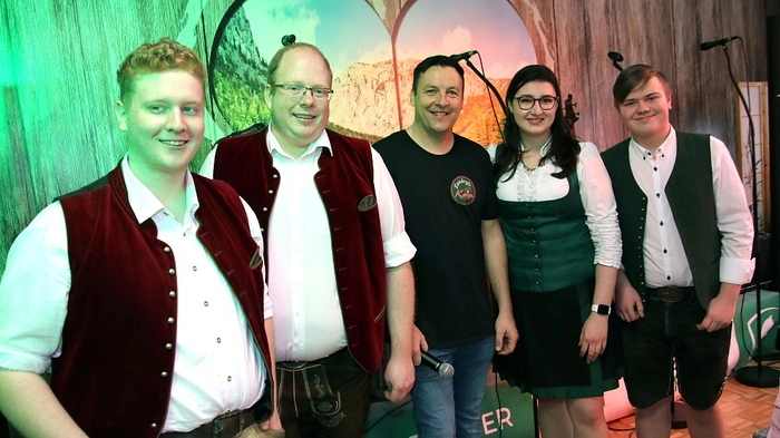 Mit flotter Musik, dreistimmigen Gesang und sehr viel Humor wurden die zahlreichen Gäste bestens unterhalten. Herzliches Lachen und viel Applaus war der Dank für die vier Musikanten.