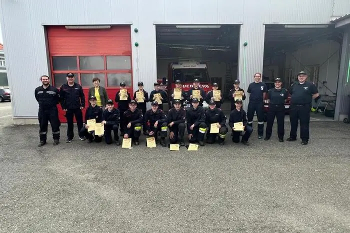 Noch während des Abendessens wurde die Jugendmannschaft zu einem Übungs-Einsatz gerufen. Auf dem Gelände der Massenburg wurden zwei Personen vermisst. Innerhalb kürzester Zeit rückte die Mannschaft aus und begann mit drei Suchtrupps bei beginnender Dunkelheit den Einsatz.