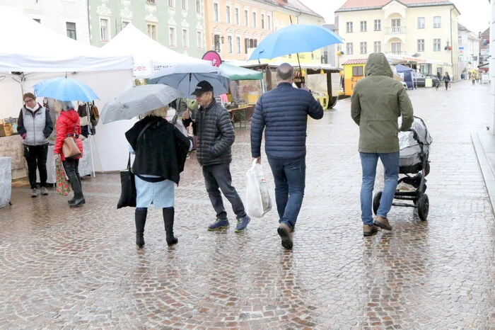Und nicht nur aus dem Bezirk St. Veit waren die Kauflustigen gekommen, um nach passsenden Ostergeschenken Ausschau zu halten. 