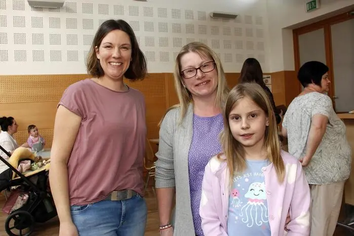 Bestens versorgt wurden die Besucher - darunter auch Regierungskommissär Franz Jost und Beirat Roland Gogg - vom Team des Elternvereins mit Obfrau Cornelia Stampfl.