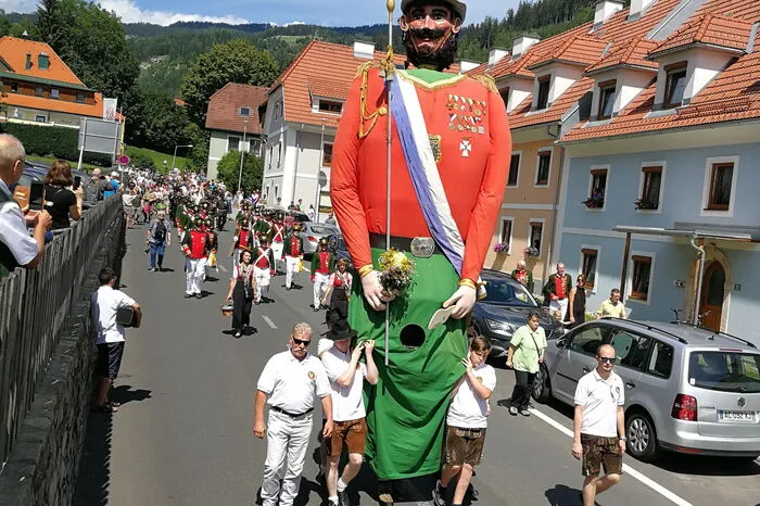 Begleitet von Bürgergarde und Musikverein zog der Samson duch Murau
