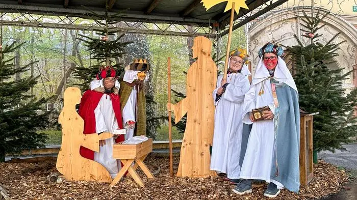In der Pfarre Mureck waren 28 Gruppen mit 28 Begleitpersonen unterwegs. Insgesamt sind 88 Kinder zwischen fünf und 15 Jahren von Tür zu Tür gegangen, davon 11 Kinder sogar  mehrmals. „Wir wurden sehr gut aufgenommen und die Menschen haben sich sehr gefreut, dass dieser Brauch noch gelebt wird. Das Schminken war unseren Kindern freigestellt, sehr viele Kinder wollten sich schminken und durften dies auch“, so Annemarie Ferstl-Rohrbacher, Verantwortliche für die Sternsingeraktion der Pfarre Mureck
 
