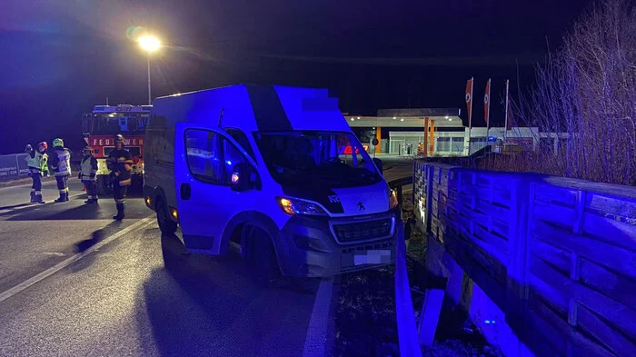 Zwei Fahrzeuge kollidierten Donnerstagfrüh auf der B 76 bei Stainz.