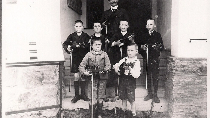 Vor der Volksschule St. Marein bei Knittelfeld im Jahr 1912:Lehrer Scheriau gibt nach der Schule Geigenunterricht