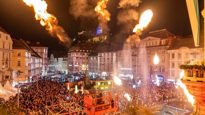 Feuerbälle und Wasserfontänen: Schon in den vergangenen Jahren hat das Spektakel vor dem Grazer Rathaus Tausende staunen lassen. So auch dieses Jahr. Klicken Sie sich durch die Bilder von der Silvester-Show.