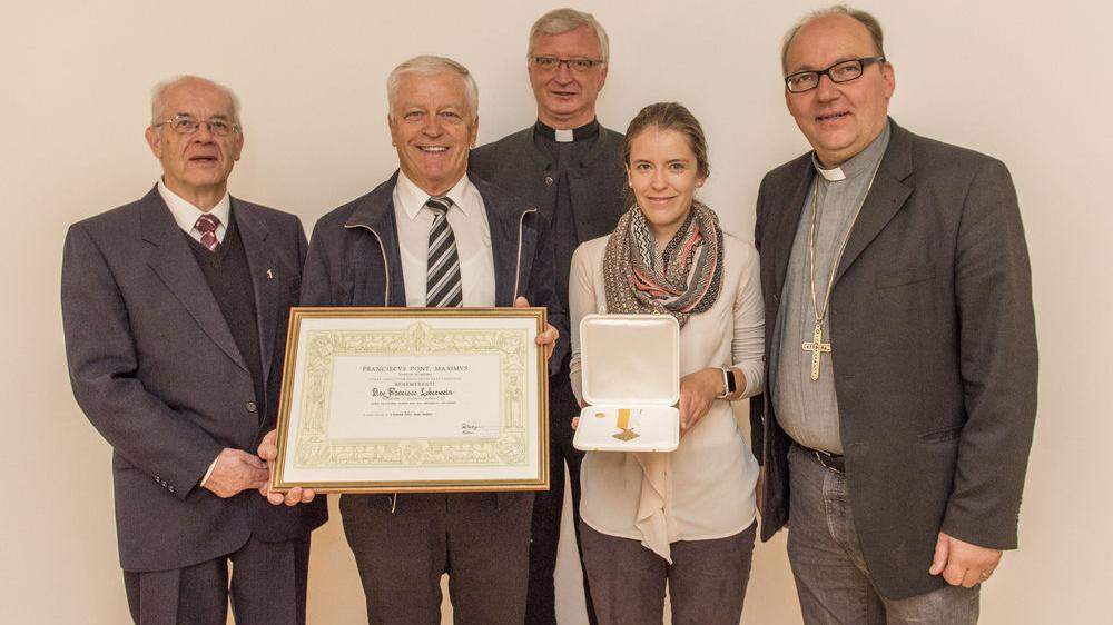 Pfarrer Josef Wieser und Damian Frysz sowie Bischof Hermann Glettler freuten sich mit Vater und Tochter Lobenwein