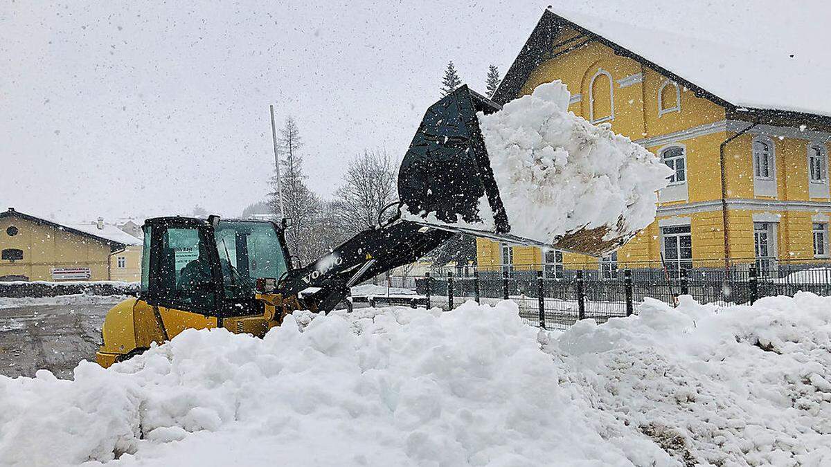 Ohne großes Gerät geht es in Bad Aussee derzeit nicht - dem Schnee wird man nur mit dem Bagger Herr