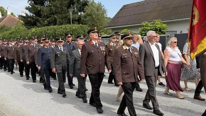 Die Feuerwehr Eltendorf feierte mit zahlreichen Ehrengästen und Abordnungen umliegender Wehren