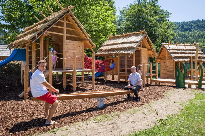 Bademeister Fabian Jansche und Bürgermeister Karl Dovjak freuen sich über den gelungenen Spielplatz