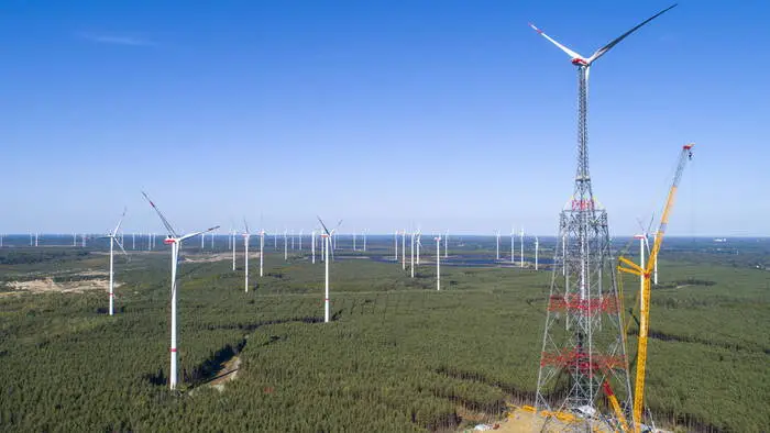 Nach Abschluss dieser Arbeiten wird der GICON-Höhenwindturm auf einer ehemaligen Tagebaukippe eine Gesamthöhe von 365 Metern erreichen. Damit wird er das größte Windrad der Welt und das zweithöchste Bauwerk der Bundesrepublik Deutschland sein