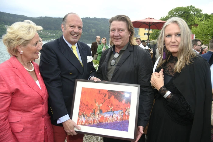 Jens August, Fotokünstler und Galerist in Gmünd und Spittal, stellt sich mit einem originellen Geschenk bei der Familie Tacoli ein.
